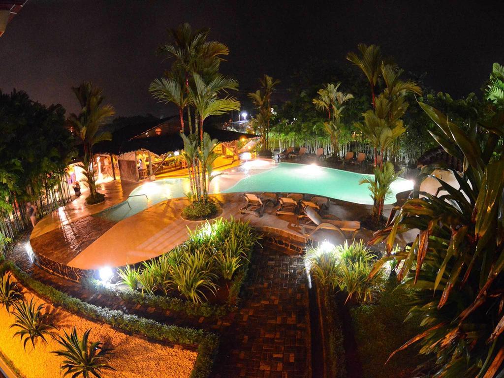 Arenal Backpackers Resort La Fortuna Kültér fotó The pool at night