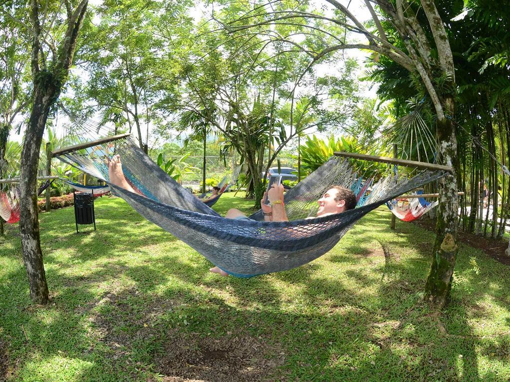 Arenal Backpackers Resort La Fortuna Kültér fotó Hammock in the park
