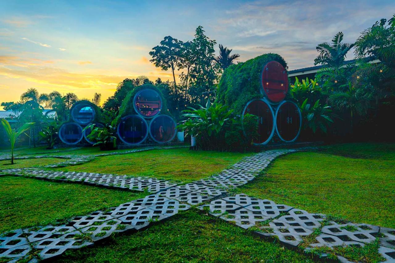 Arenal Backpackers Resort La Fortuna Kültér fotó The resort's "Bubble" rooms