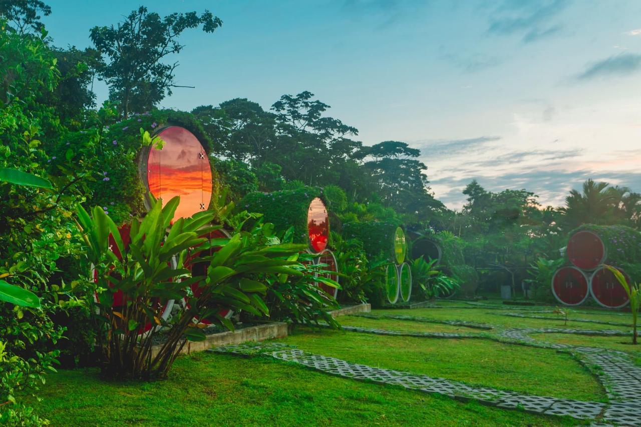 Arenal Backpackers Resort La Fortuna Kültér fotó The "Garden of the Sun" at the resort