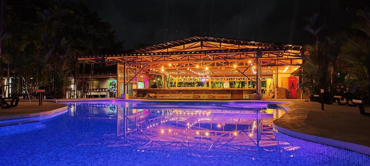 Arenal Backpackers Resort La Fortuna Kültér fotó The pool at the resort