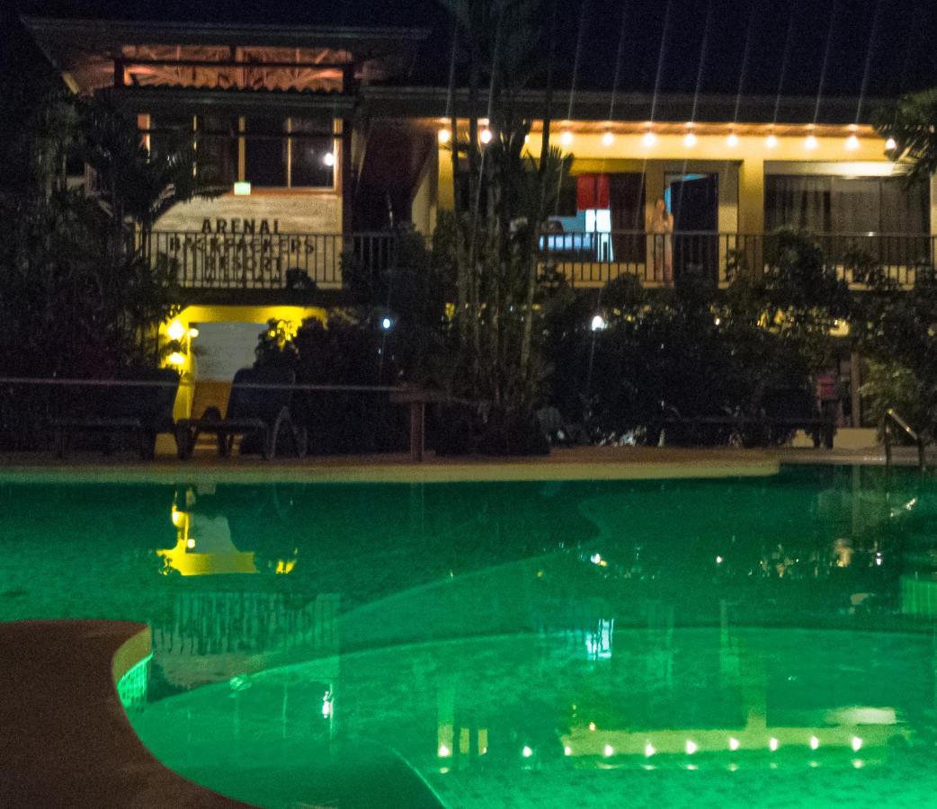 Arenal Backpackers Resort La Fortuna Kültér fotó The pool at the hotel