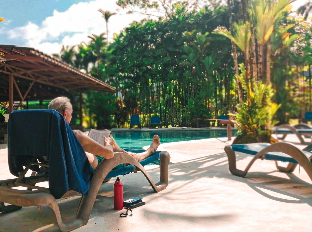 Arenal Backpackers Resort La Fortuna Kültér fotó A man relaxing at a resort
