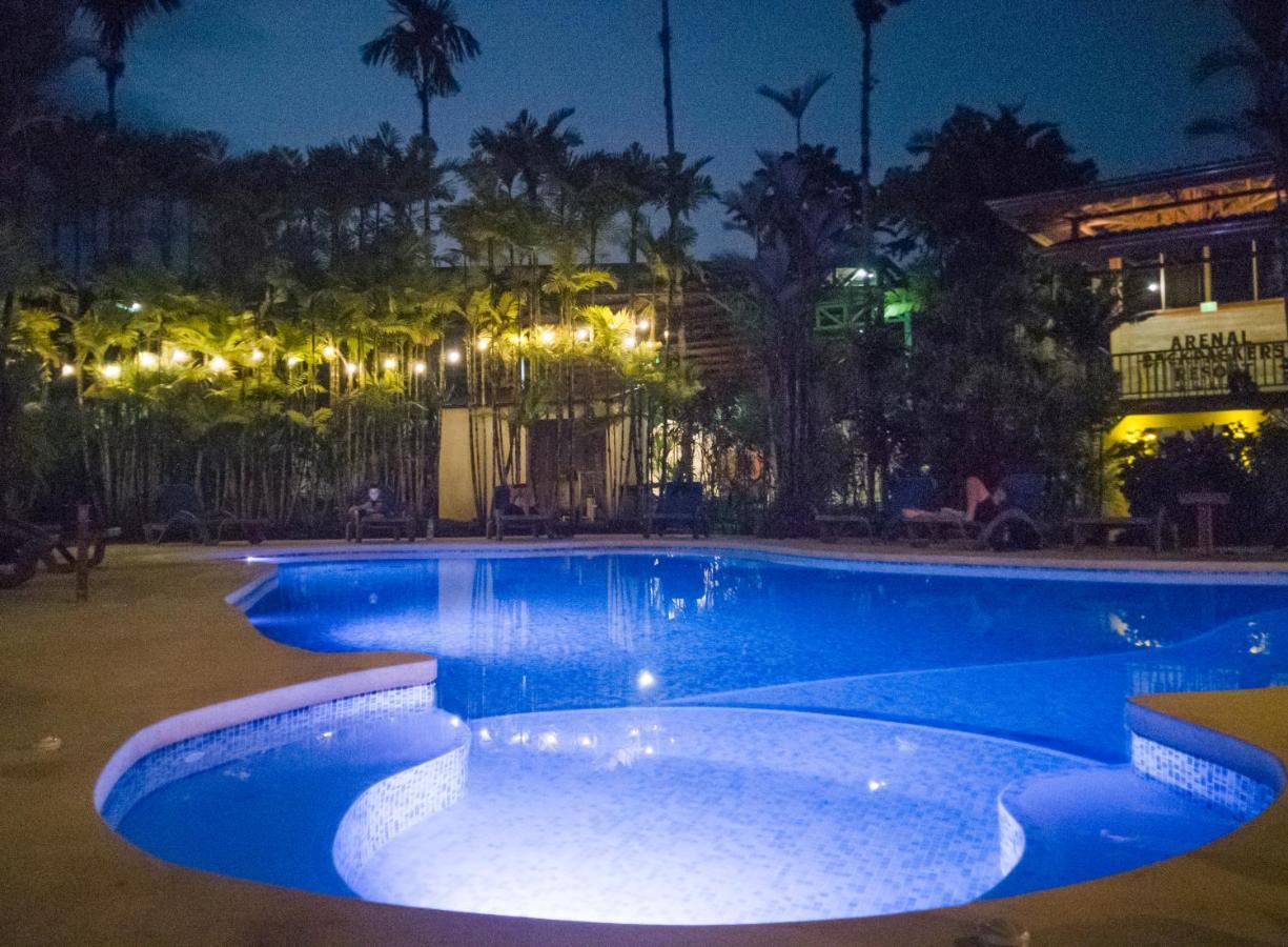 Arenal Backpackers Resort La Fortuna Kültér fotó The swimming pool at the hotel