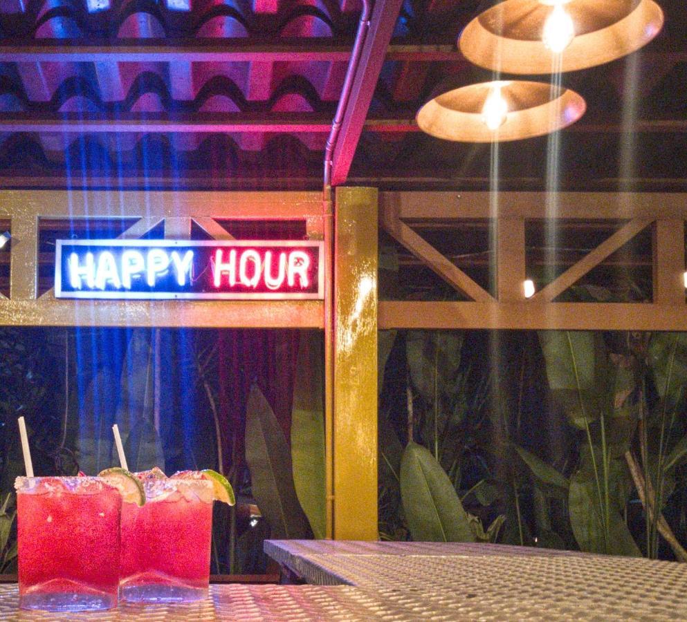 Arenal Backpackers Resort La Fortuna Kültér fotó Happy hour sign