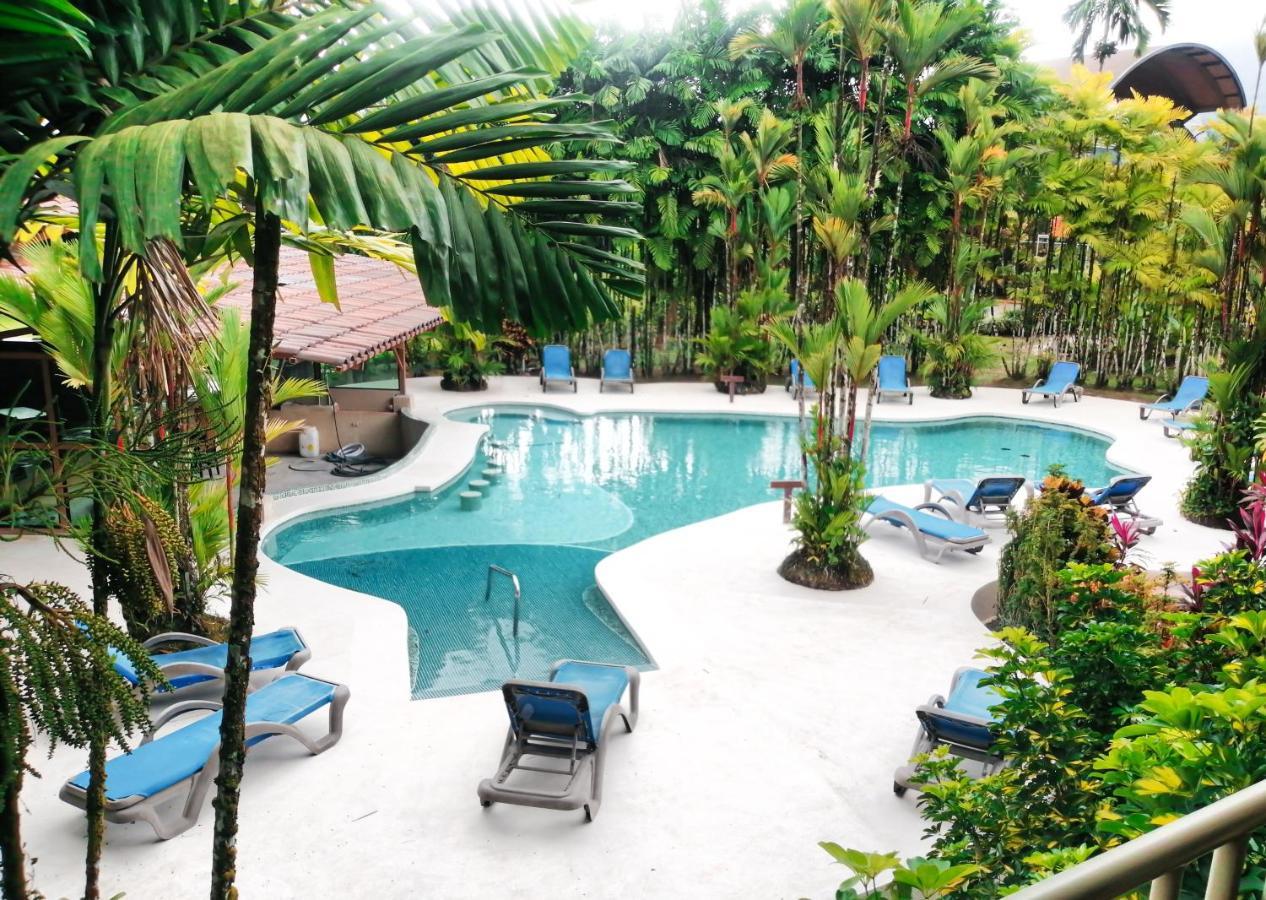 Arenal Backpackers Resort La Fortuna Kültér fotó The swimming pool at the resort