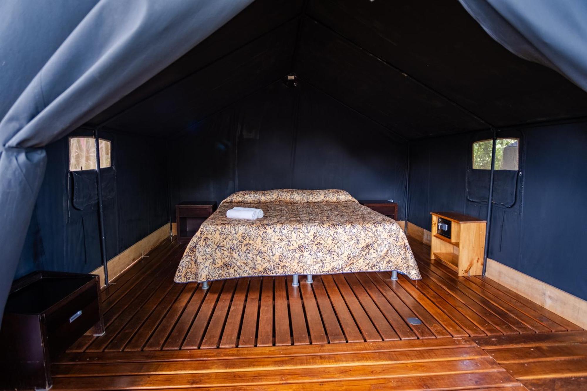 Arenal Backpackers Resort La Fortuna Kültér fotó Interior of a tent at the resort