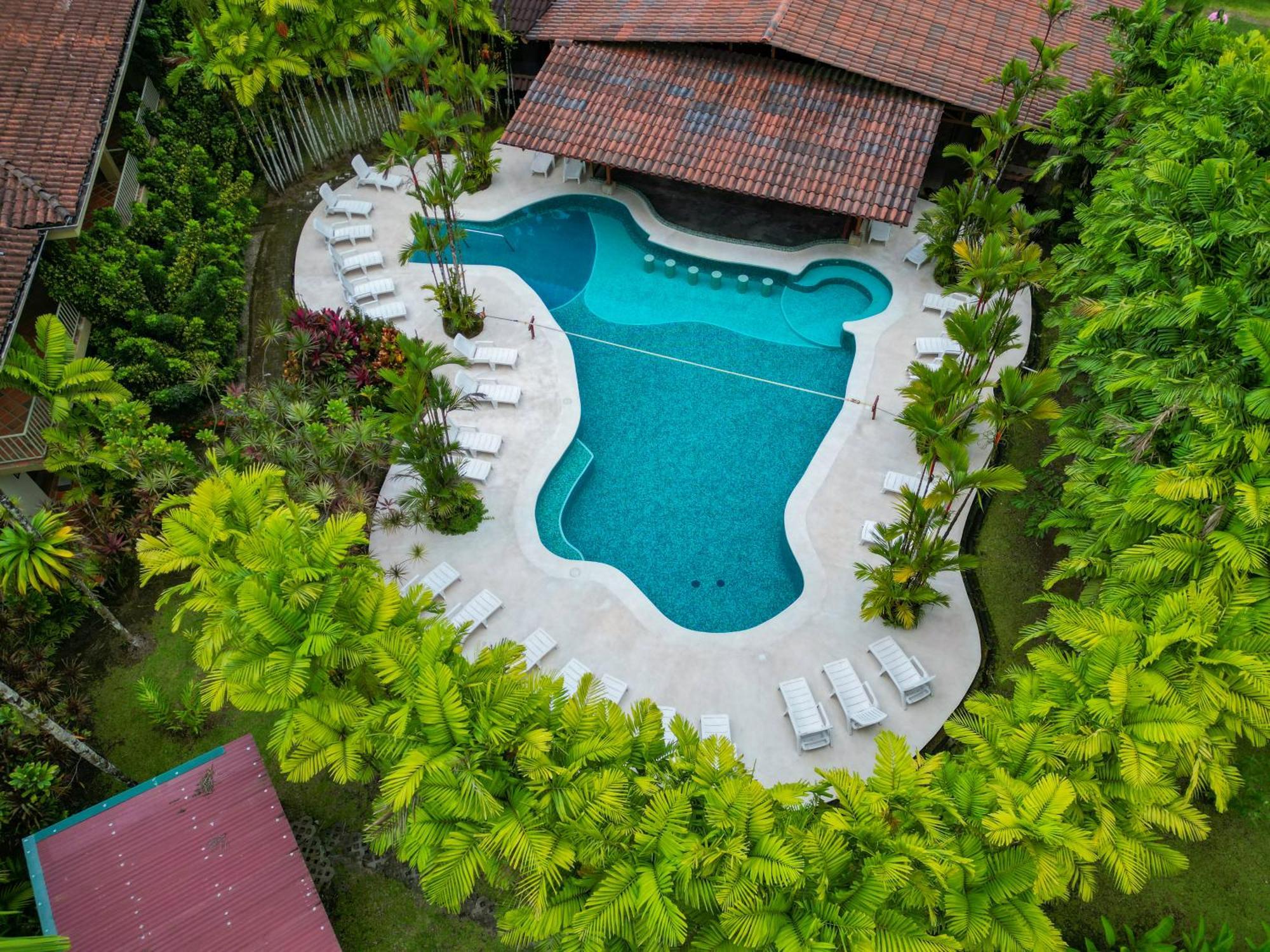 Arenal Backpackers Resort La Fortuna Kültér fotó Aerial view of the swimming pool at the hotel