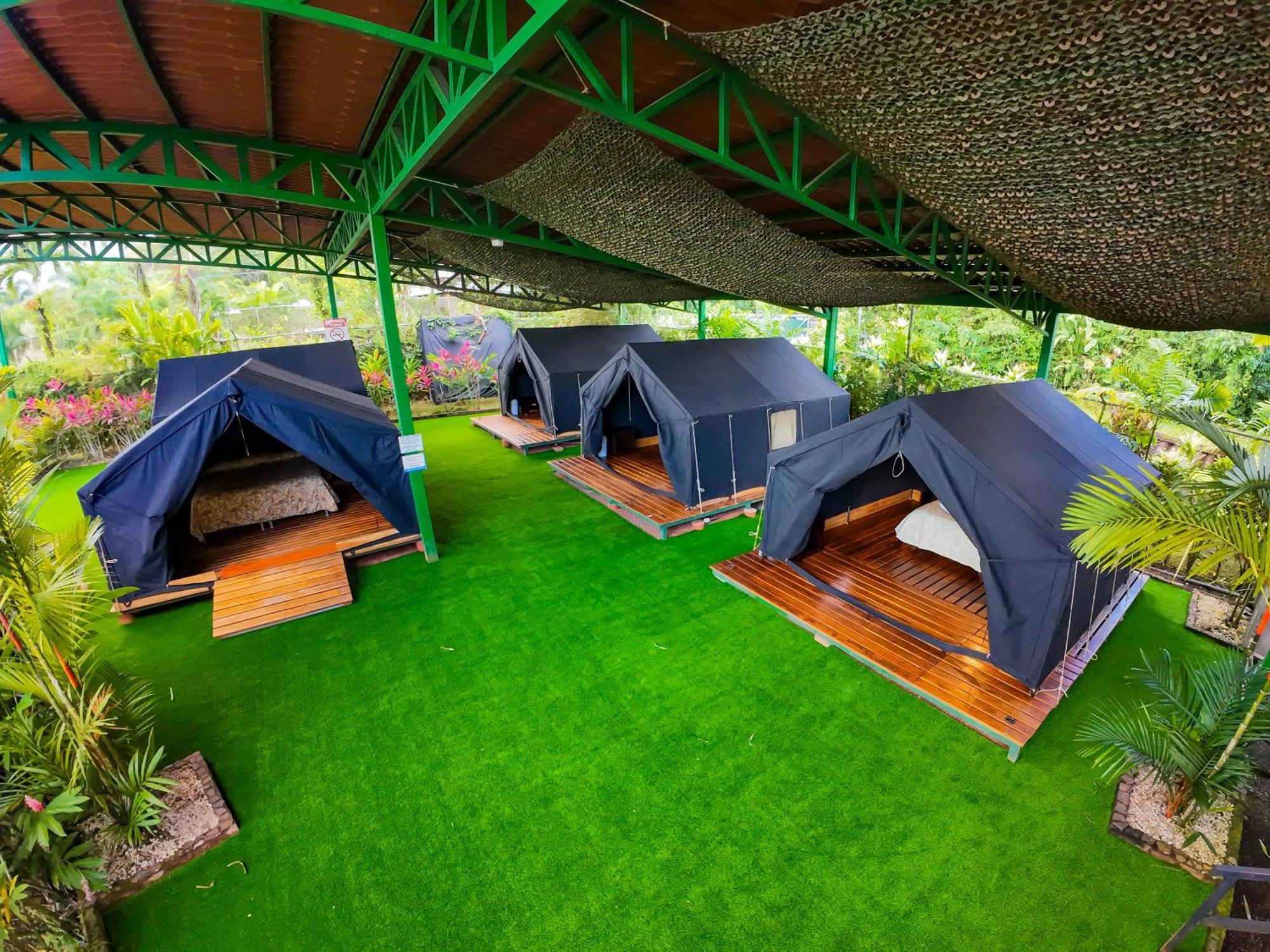 Arenal Backpackers Resort La Fortuna Kültér fotó Eco-Tents at the resort