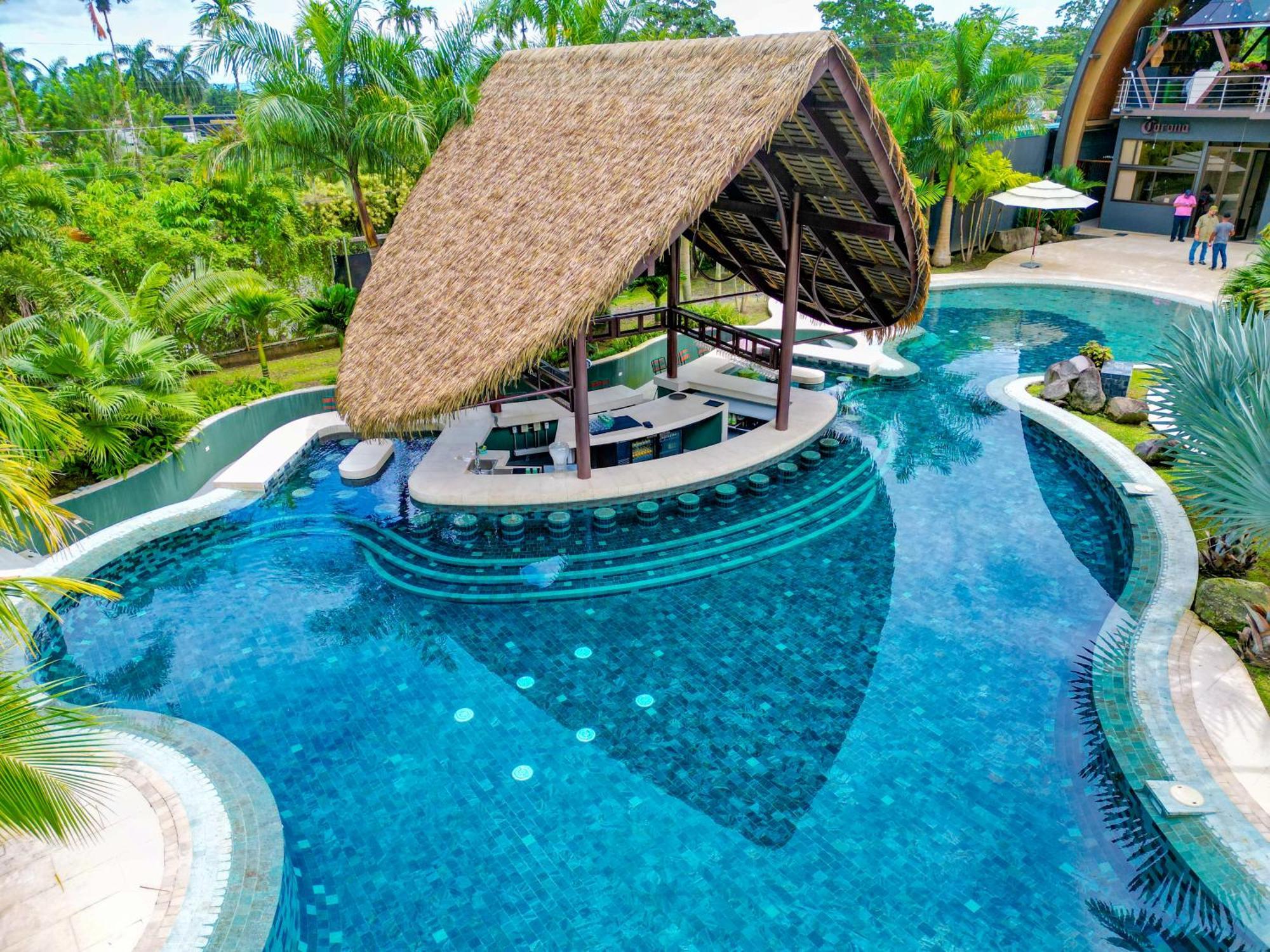 Arenal Backpackers Resort La Fortuna Kültér fotó The swimming pool at the resort