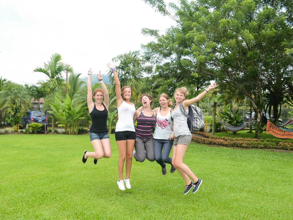 Arenal Backpackers Resort La Fortuna Kültér fotó Students jumping for joy