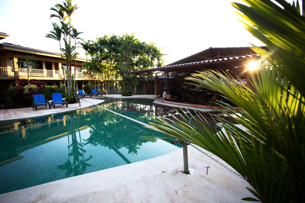 Arenal Backpackers Resort La Fortuna Kültér fotó The swimming pool at the hotel