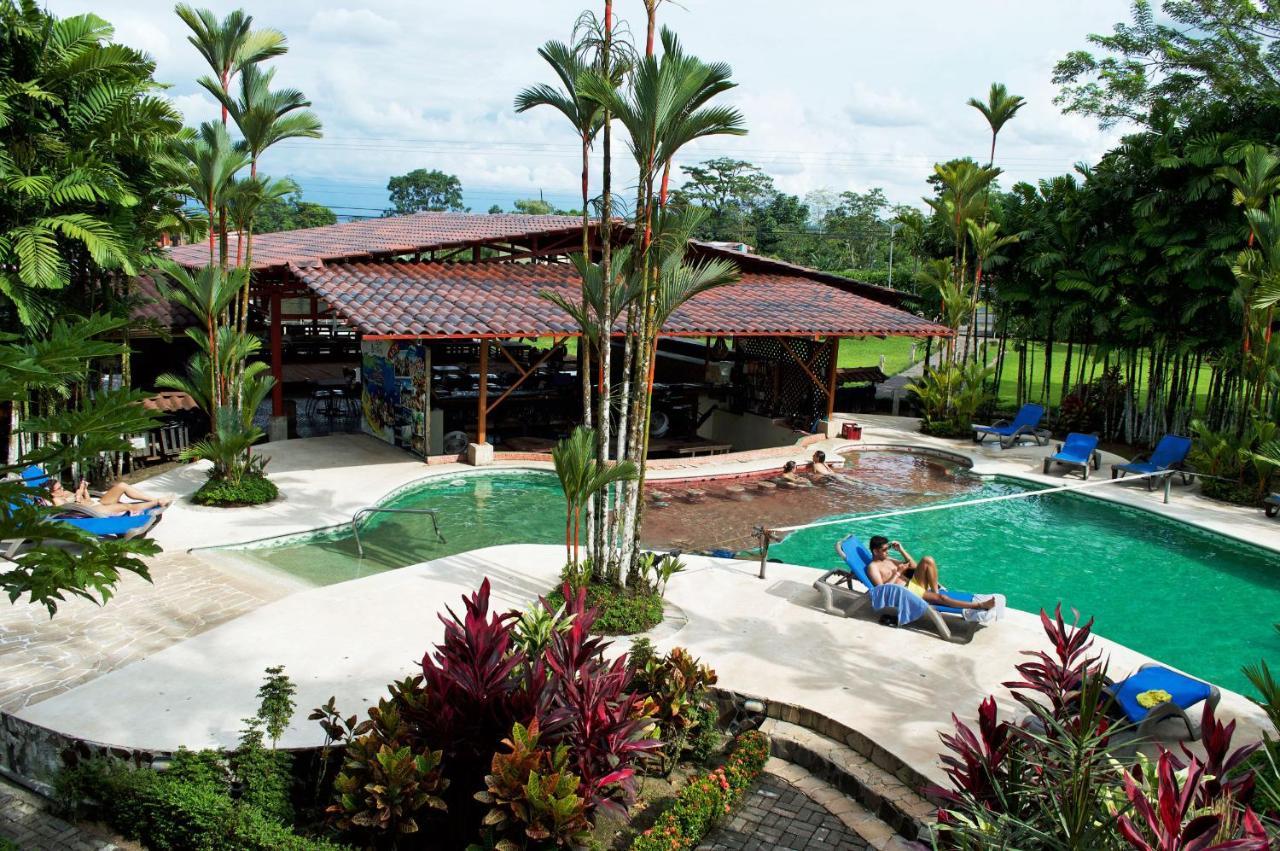 Arenal Backpackers Resort La Fortuna Kültér fotó The swimming pool at the resort